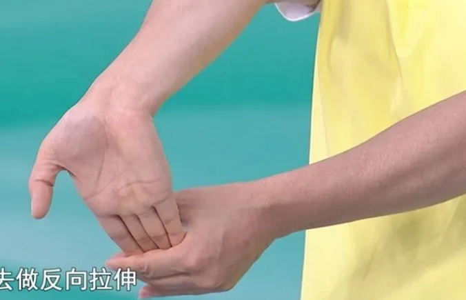  healthy “micro-exercises” that can be done in the living room and kitchen!