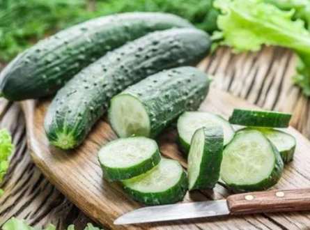 Traditional Chinese medicine in the kitchen: a plate of cool health wisdom in cucumbers