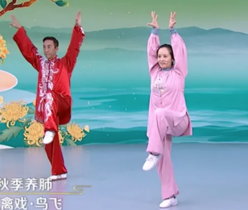 Practicing these three movements in autumn makes the spleen and stomach comfortable, the cardiopulmonary function is enhanced, and even the kidneys are better